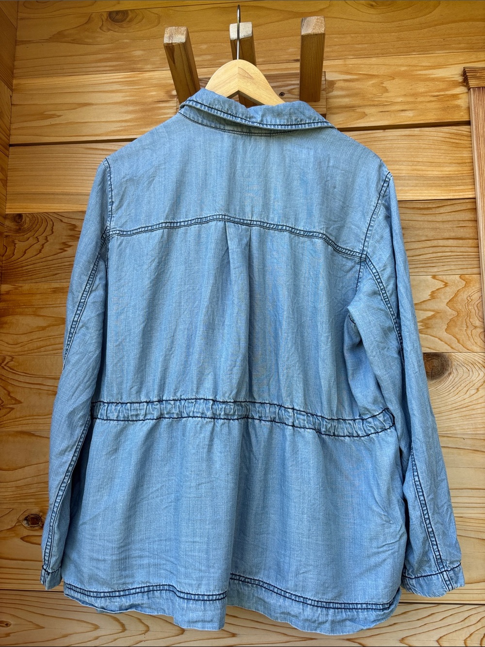 Gap TENCEL Chambray Utility Jacket
Size XL (Runs Small) - Picture 4 of 5